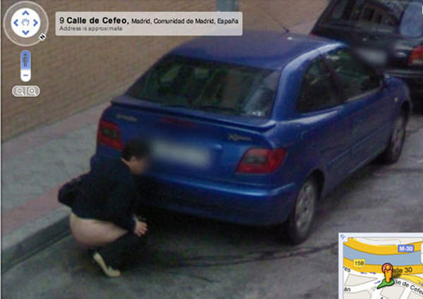 Una mujer meando en la calle, el último descubrimiento de Google Street View