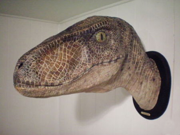 Una cabeza de velociraptor para decorar como trofeo de caza
