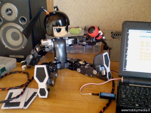 Hina, un robot con cara de muñeca anime que prepara café