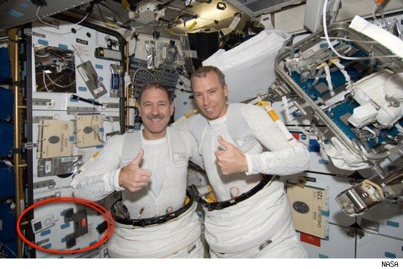 Dos astronautas se llevan un iPod a una misión espacial