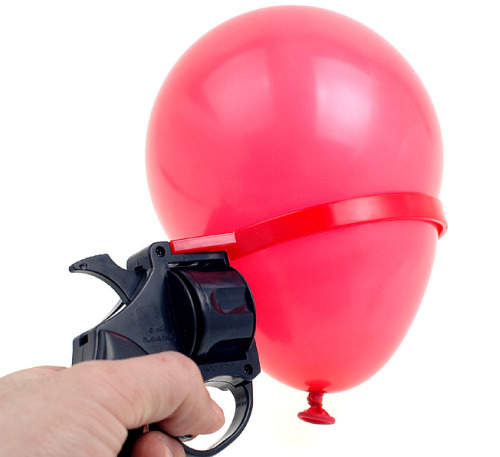 Ruleta rusa de bajo riesgo, una pistola con globo para pegarse un tiro