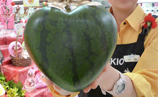 Sandí­as con forma de corazón en el mercado de Fukuoka, en Japón