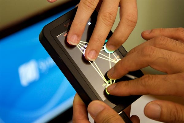 ClearPad 3000, una pantalla táctil que detecta hasta diez dedos