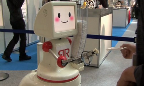 Inter Robot, el androide que ofrece servilletas