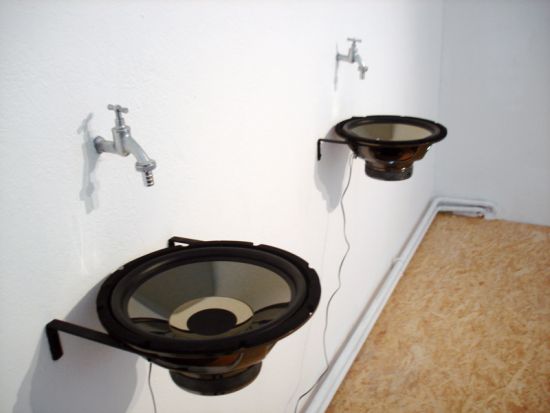 Lavabos-altavoces, una iniciativa artí­stica de concienciación que suena muy bien