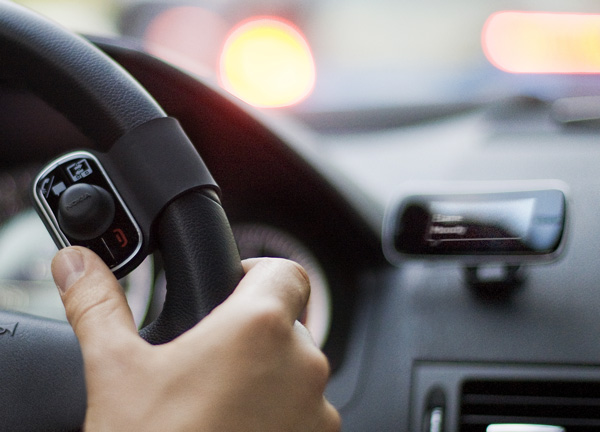 El gobierno podrí­a bajar la multa a los conductores que usan el móvil si compran un «manos libres»