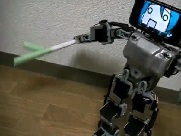 Robochan: cabeza de iPhone 3GS, baile de Chayanne