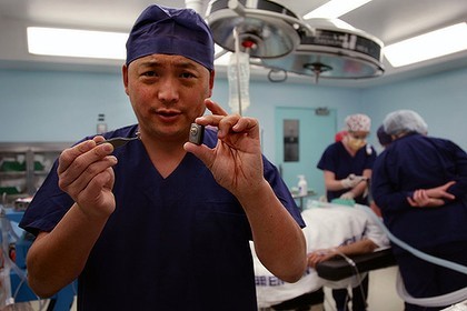Implantan por primera vez un audí­fono directamente en el hueso