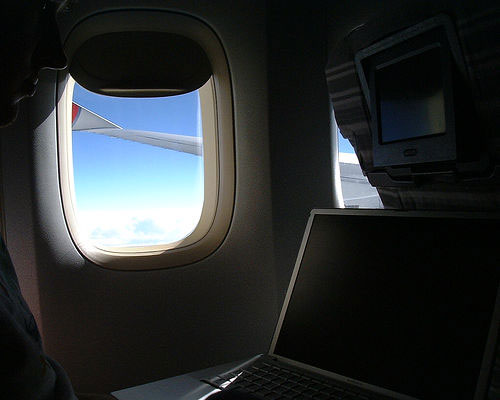 Internetiquette, una guí­a con consejos para navegar por Internet en el avión