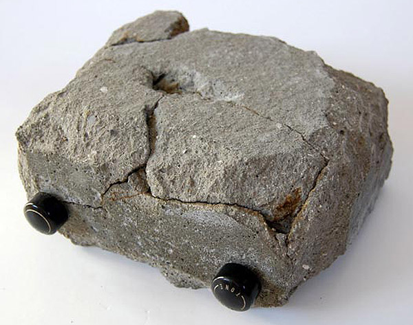 The Rock Radio, o como crear arte con cemento, un martillo y una radio vieja