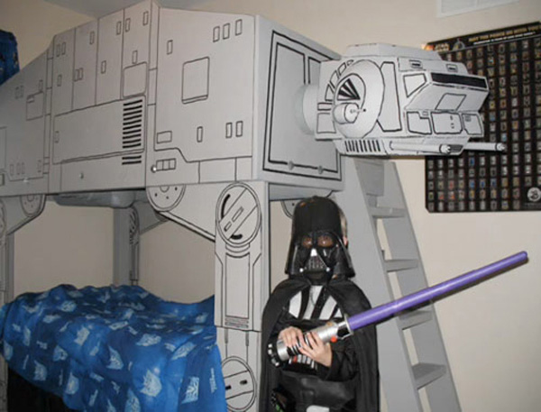 Un padre construye una cama de Star Wars para su hijo