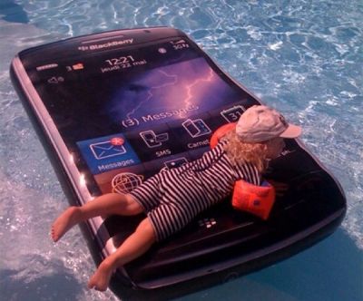 Una Blackberry de piscina que puede mojarse