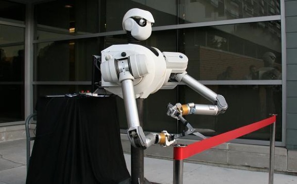 Un robot para cortar cintas de inauguraciones que aprende de su entorno