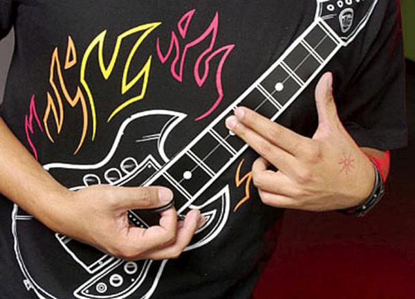 Rock Guitar Shirt, una camiseta con la que podrás imitar el sonido de una guitarra