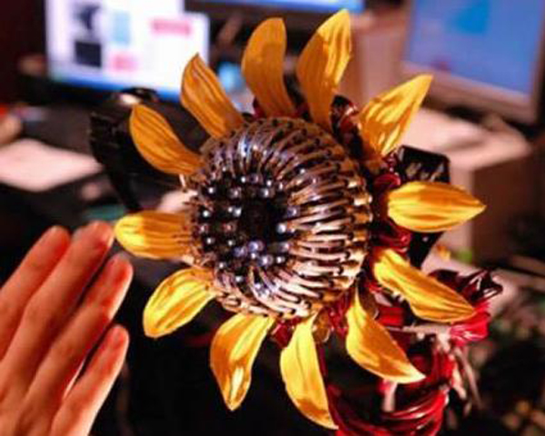 Himawari, un robot-girasol que se mueve al ritmo de la mano