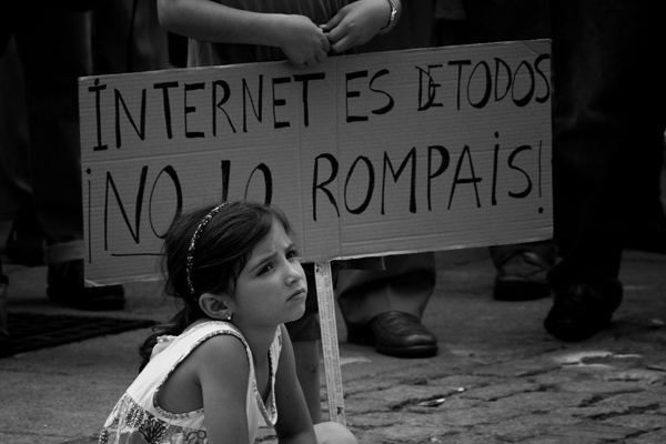 Los internautas convocan manifestaciones por toda España contra los recortes en Internet
