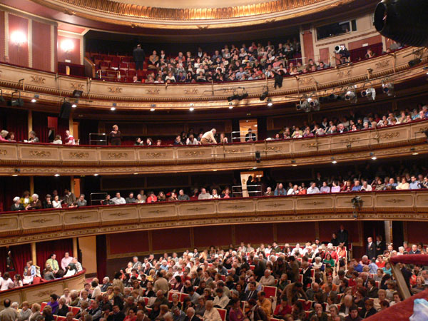 Los teatros españoles acusan a la SGAE de poner en peligro la cultura con tarifas abusivas