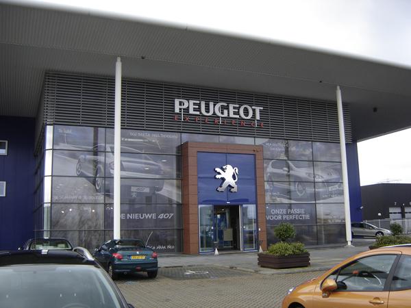 Peugeot podrí­a dar el salto a la telefoní­a móvil