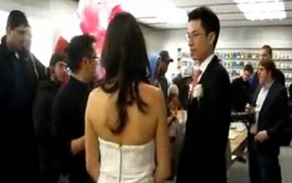 Una pareja se casa en la tienda de Apple en Nueva York