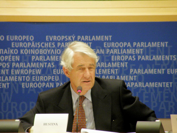 La UE cuestiona las medidas antipiraterí­a de España y Francia