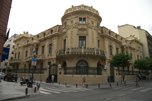 La SGAE despide trabajadores al tiempo que invierte en teatros