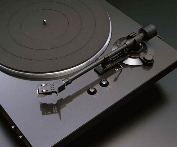 Denon DP300, un plato de iniciación al vinilo por 300 euros