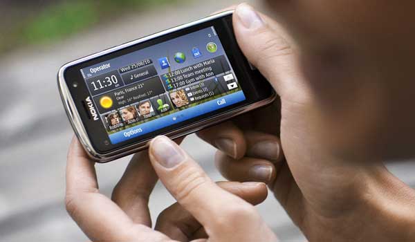 Nokia-C6_Lifestyle_01