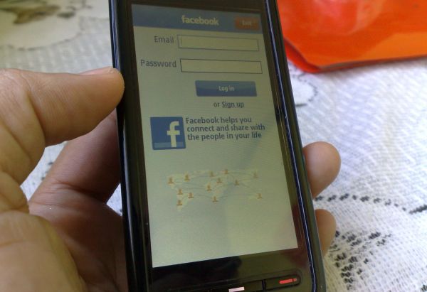 Facebook móvil, las redes sociales amenazan la seguridad de los smartphones