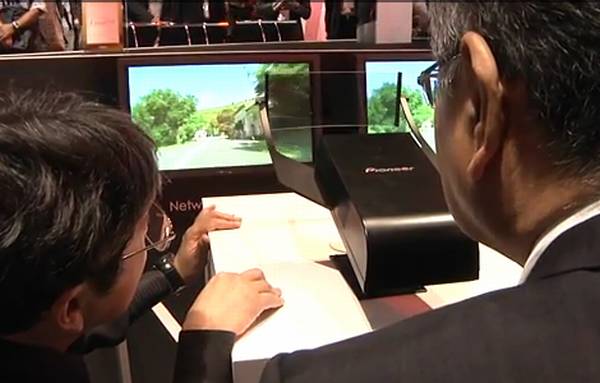 Un picoproyector de Pioneer presenta los datos del móvil en el parabrisas del automóvil