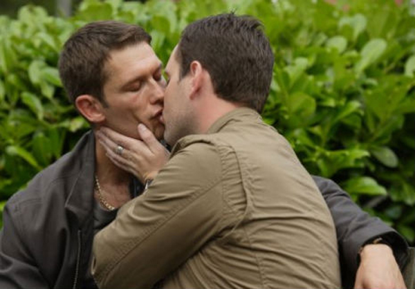 Facebook censura, Facebook rectifica después de censurar el beso de dos homosexuales