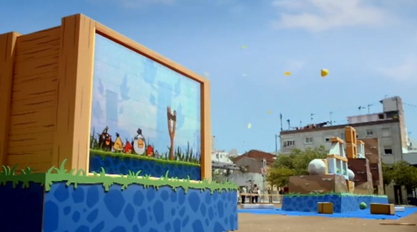 Graban un espectacular anuncio con los pájaros del juego Angry Birds en Barcelona