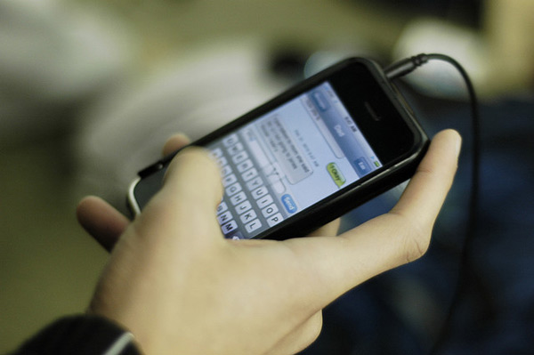 Más de la mitad de jóvenes españoles accede a Internet a través del móvil