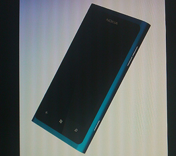 Nokia 703, el primer móvil con Windows Phone 7