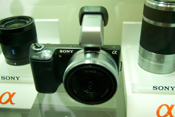 SONY-nex-5n Sony presenta su nueva línea de cámaras 4