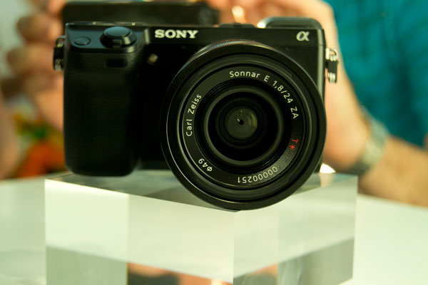 SONY-nex-7 Sony presenta su nueva línea de cámaras 5