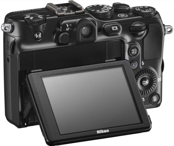 Nikon Coolpix P7100, una compacta con pantalla LCD articulada 2