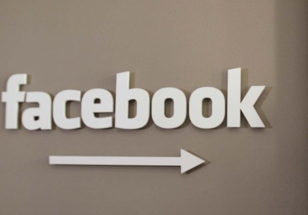Facebook, algunos usuarios ya pueden ocultar el ticker