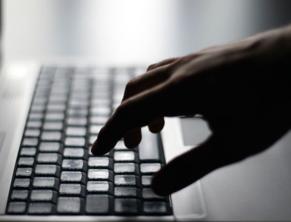 Tres años después, fotos borradas de Facebook siguen accesibles
