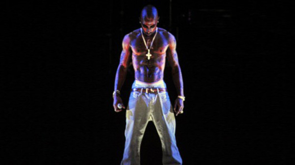 Tupac resucita en concierto a través de un holograma