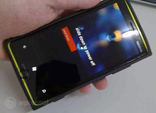 Un prototipo de Nokia con Windows Phone 8 posa ante la cámara