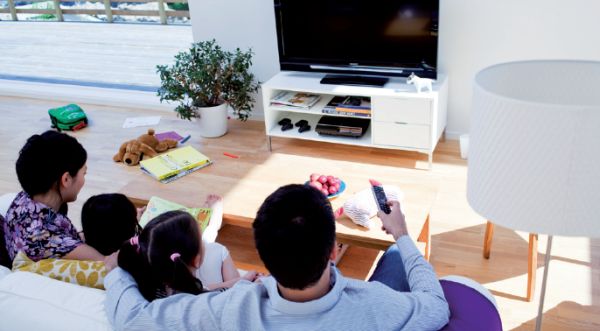 Dos tercios de los espectadores visitan redes sociales mientras ven la TV