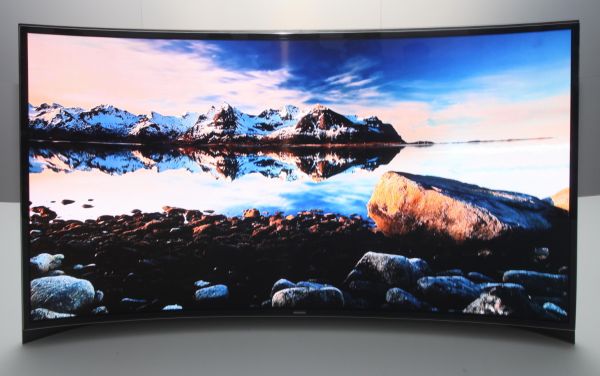 Samsung muestra una TV OLED de pantalla curvada