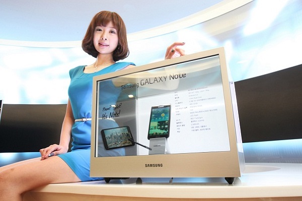 Samsung-NL22B-monitor-transparente Samsung lanza soluciones futuristas en forma de pantallas profesionales para comercios 1