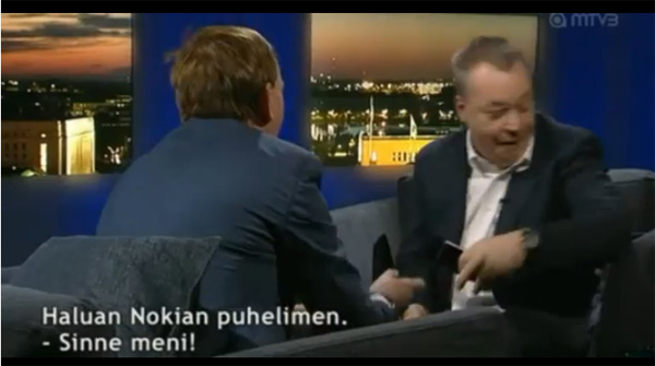 El presidente de Nokia bromea y tira un iPhone al suelo en TV