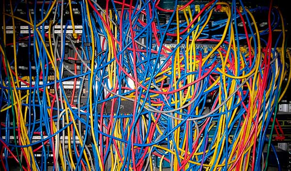 Cómo organizar y ocultar los cables del ordenador