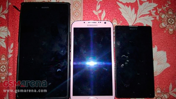 Sony Xperia ZU posa para la cámara 2 Sony Xperia Z Ultra