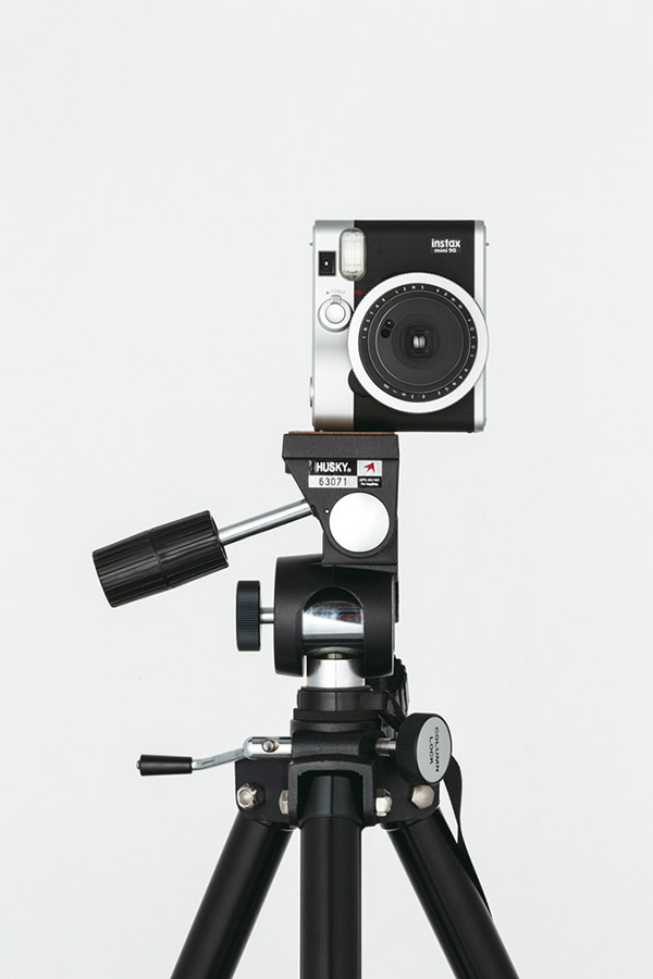 Fujifilx Instax Mini 90 Neo Classic en trí­pode