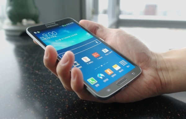 Samsung muestra el nuevo Galaxy Round en un spot