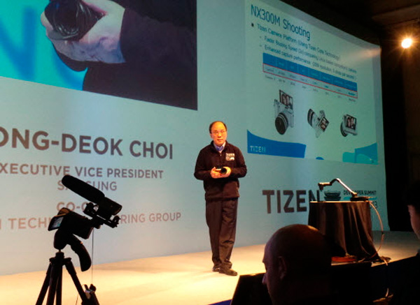 Samsung desvela el primer producto Tizen, la cámara NX300M