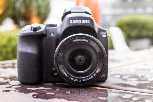 Samsung presenta Samsung NX30 y un objetivo de gama alta